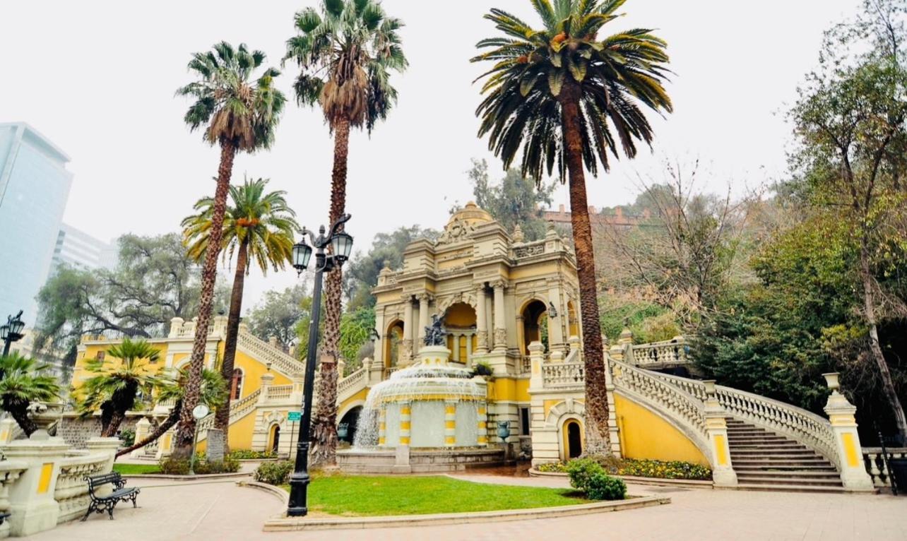 1asalida Estacion Metro Santa Lucia Apartment Santiago